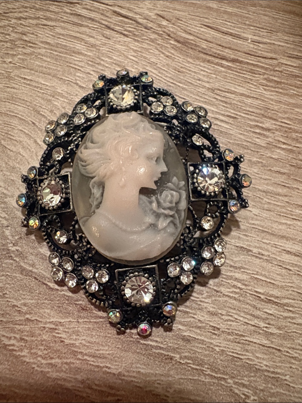 AAio victorian style cameo brooch, brass tone